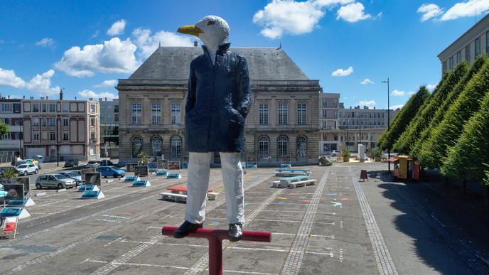 « Monsieur Goéland » (2020), de Stephan Balkenhol, œuvre créée pour l’édition 2020 de L’Eté au Havre (Seine-Maritime) et installée place du Vieux-Marché.