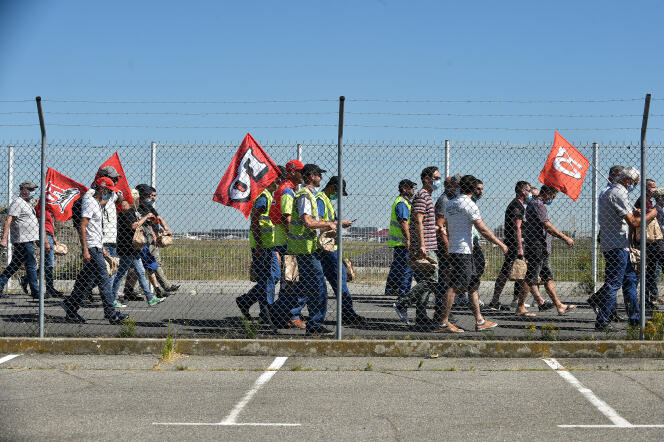 Des employés d’Airbus protestent contre les futures suppressions de postes au sein de l’avionneur, à l’aéroport de Toulouse-Blagnac, le 8 juillet.