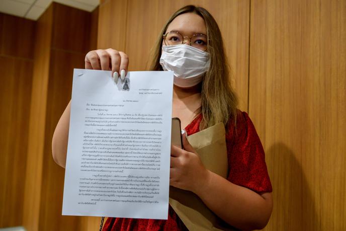 L’étudiante Panusaya « la mangue » Sithijirawattanakul présente son manifeste en dix points pour réformer la monarchi au Parlement à Bangkok, le 26 août.