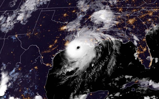 Image satellite RAMMB/NOAA montrant l’ouragan Laura atteignant les côtes de la Louisiane et du Texas le 26 août 2020 à 19 h 20 (4 heures du matin, le 27 août, heure de Paris).