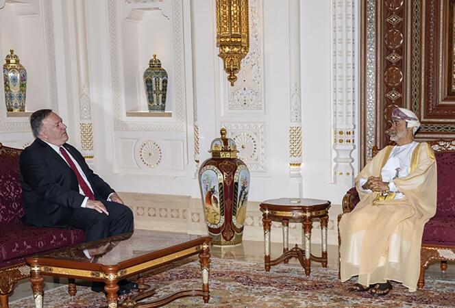 Le secrétaire d’Etat américain, Mike Pompeo, reçu par le sultan d’Oman, Haitham ben Tareq, le 27 août à Mascate (photo transmise par le palais royal).