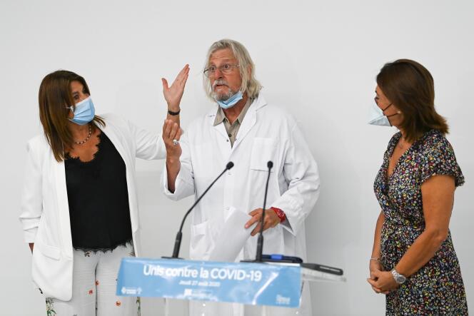 Le professeur Didier Raoult, au centre, à une conférence de presse à Marseille, le 27 août 2020.