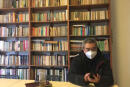 Le psychanalyste Huo Datong dans sa bibliothèque à Chengdu, province du Sichuan, Chine, en août 2020
