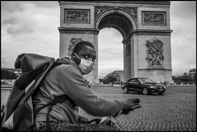 Touré, livreur à vélo, près de l’Arc de Triomphe, le 4 juin à Paris.
