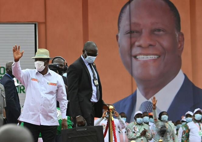 Le président ivoirien Alassane Ouattara (à gauche) salue ses partisans à son arrivée au stade Félix-Houphouët-Boigny le 22 août 2020 à Abidjan, lors de son investiture par son parti au pouvoir en tant que candidat à la présidentielle du 31 octobre.