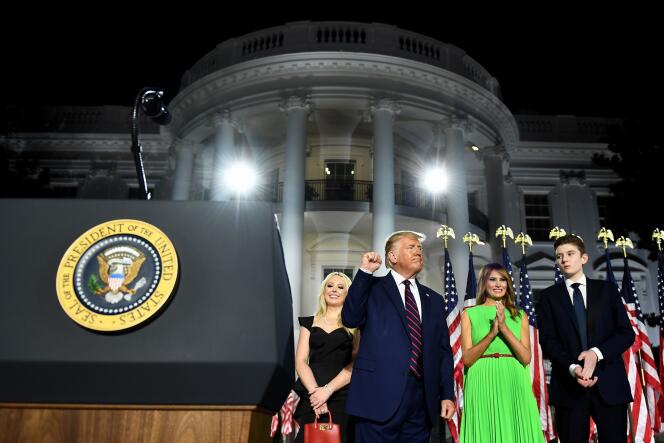 Le président américain, Donald Trump, entouré de ses proches lors de son discours d’acceptation de l’investiture du Parti républicain, le 27 août à la Maison Blanche.