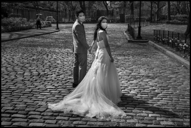 Daniel et Emily, le jour de leur mariage, près de Central Park, le 25 avril à New York.