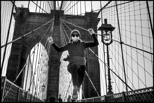 Yanan, 30 ans, de Wuhan, en Chine, court sur le pont de Brooklyn, à New York, le 26 mars.