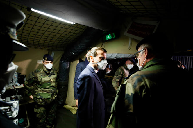 Le président français Emmanuel Macron, lors d’une visite dans l’hôpital militaire de campagne installé à Mulhouse, le 25 mars.