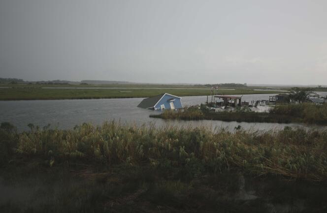 Une maison submergée dans un lac, le 28 août 2020, à Carlyss, en Louisiane.