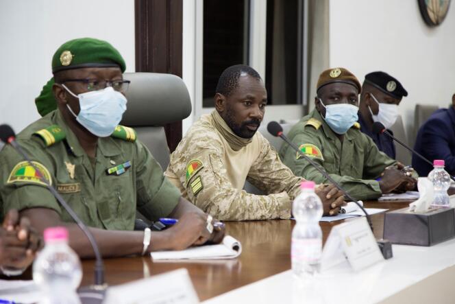 Le colonel Assimi Goita (au centre), président du Conseil national pour le salut du peuple (CNSP), à Bamako, le 22 août 2020.