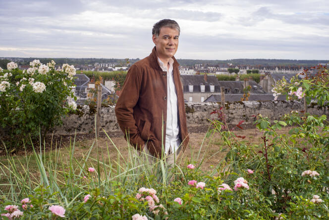 Le premier secrétaire du Parti socialiste, Olivier Faure, dans la roseraie des jardins de l’Evêché à Blois (Loir-et-Cher), le 27 août.