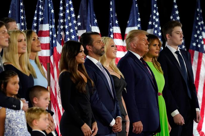 Jared Kushner et sa femme Ivanka Trump, Eric and Lara Trump, Kimberly Guilfoyle et Donald Trump Jr., Tiffany Trump, Donald Trump et sa femme Melania Trump, et Barron Trump, à La Maison Blanche, à Washington, le 27 août.