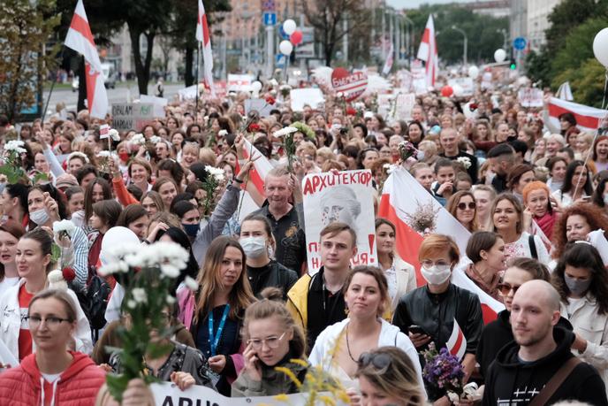Le samedi 29 août, un millier de femmes ont défilé dans la capitale pour réclamer de nouvelles élections en Biélorussie et dénoncer la répression policière.