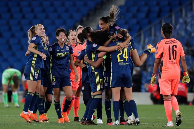 Les joueuses lyonnaises se congratulent après leur victoire contre Wolfsbourg dimanche 30 août, en finale de la Ligue des champions féminine.