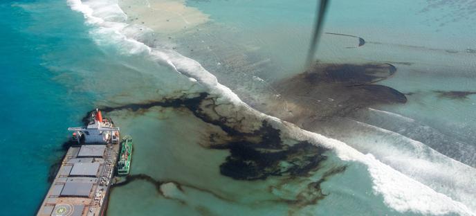 Plus de 1 000 tonnes d’hydrocarbures se seraient échappées du navire, le reste ayant pu être pompé à l’intérieur de la coque avant qu’elles se répandent dans la mer.