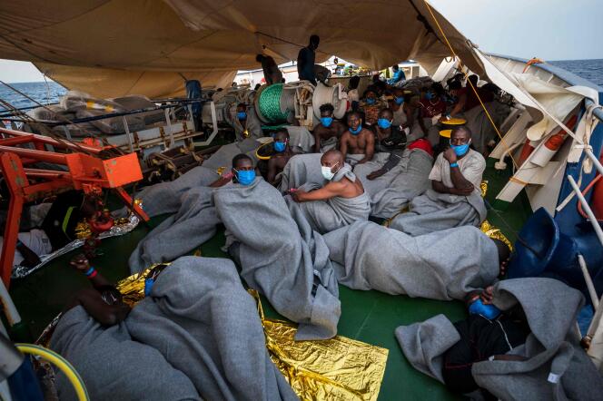 Des migrants installés sur le « Sea-Watch 4 », après évacuation du « Louise-Michel », le 29 août au large des côtes de Malte.