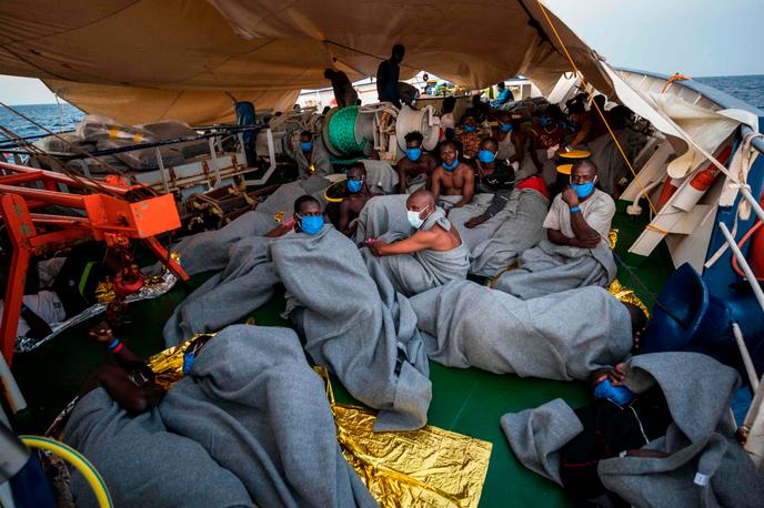 Des migrants installés sur le « Sea-Watch 4 », après évacuation du « Louise-Michel », le 29 août au large des côtes de Malte.