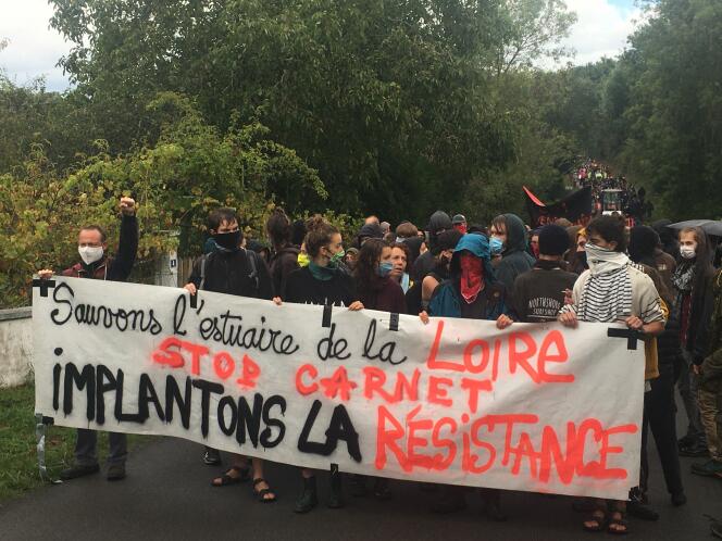 Manifestation au Carnet (Loire-Atlantique) contre le projet d’extension du Grand Port maritime de Nantes-Saint-Nazaire, dimanche 30 août.