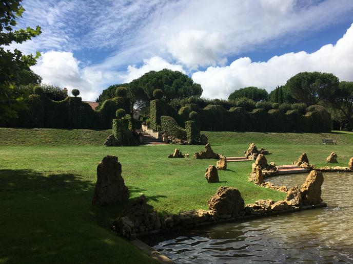 Vue des rochers « sauvages » et des ifs taillés, depuis le miroir d’eau, à l’autre extrémité duquel ont eu lieu les représentations nocturnes.