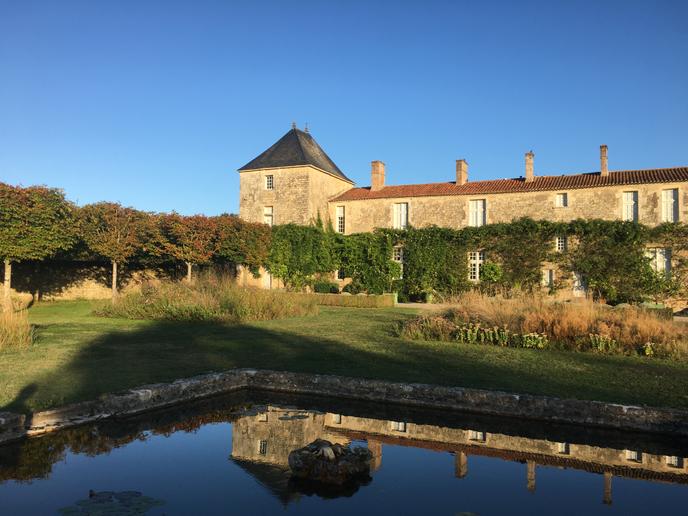 Vue du logis de Chaligny et du Grand Jardin, avec son bassin central.