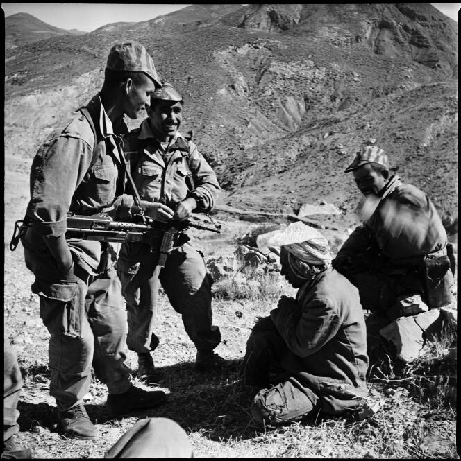 L’interrogatoire d'un berger arrêté au sud de la Kabylie, en octobre 1960.