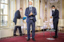 Jean Castex, Premier ministre, Jean-Michel Blanquer, ministre de l'éducation nationale, et Olivier Véran, ministre de la Santé, participent à une conférence de presse à propos de la reprise de l'épidémie de Covid-19 en France à l'Hotel Matignon à Paris, jeudi 27 aout 2020.