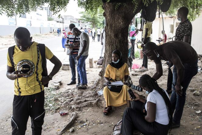 A Dakar, des étudiants viennent à l’université Cheikh Anta Diop, le 1er septembre 2020, pour se renseigner sur leur rentrée, retardée par la crise sanitaire.