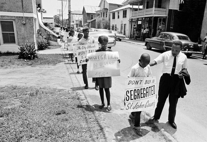 Martin Luther King, lors d’une manifestation antiségrégation, en Floride, dans les années 1960. Image tirée du documentaire « Dare Not Walk Alone » (2006), de Jeremy Dean.