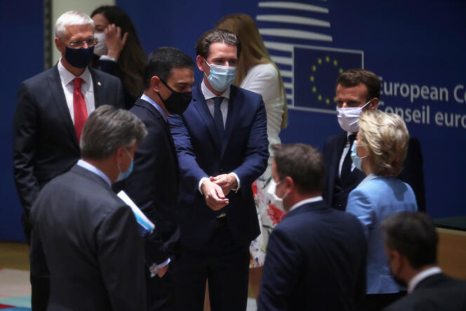 Le président français Emmanuel Macron et des responsables européens, lors du sommet européen à Bruxelles, le 29 juillet.
