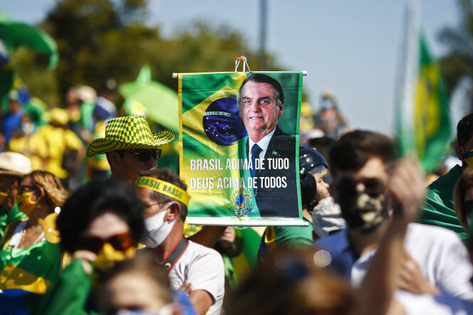 Au Brésil, la guerre du drapeau, objet fétiche du président Bolsonaro