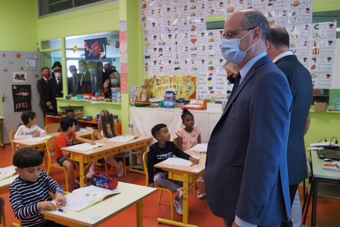 Le ministre de l’éducation nationale, Jean-Michel Blanquer, en visite dans une classe de l’école Louis-de-Frontenac, à Châteauroux, le 1er septembre 2020.