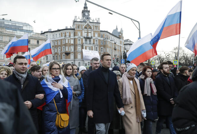 Lioubov Sobol (deuxième à gauche) au côté d’Alexeï Navalny (au centre), lors d’un rassemblement en hommage à Boris Nemtsov à Moscou, le 29 février.