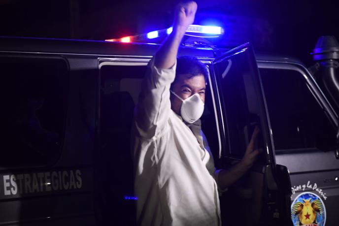 Roberto Marrero, secrétaire général du chef de l'opposition vénézuélienne Juan Guaidó, quitte le siège du Service national bolivarien des renseignements (Sebin) après sa libération le 31 août à Caracas.