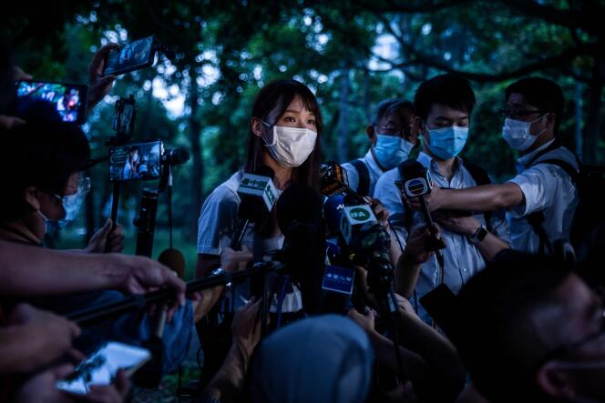 La militante prodémocratie hongkongaise, Agnes Chow, face aux médias à la sortie du commissariat de Tai Po, à Hongkong, le 2 septembre 2020.