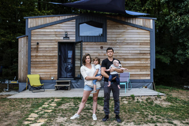 Camille, Adrien et leurs deux enfants, devant leur « tiny house » à Marcy-sur-Anse (Rhône),  le 31 août.