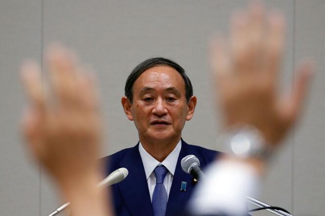 Yoshihide Suga, chef du secrétariat du premier ministre et porte-parole du gouvernement, lors d’une conférence de presse pour annoncer sa candidature à la direction du Parti libéral démocrate (PLD), le 2 septembre à Tokyo.