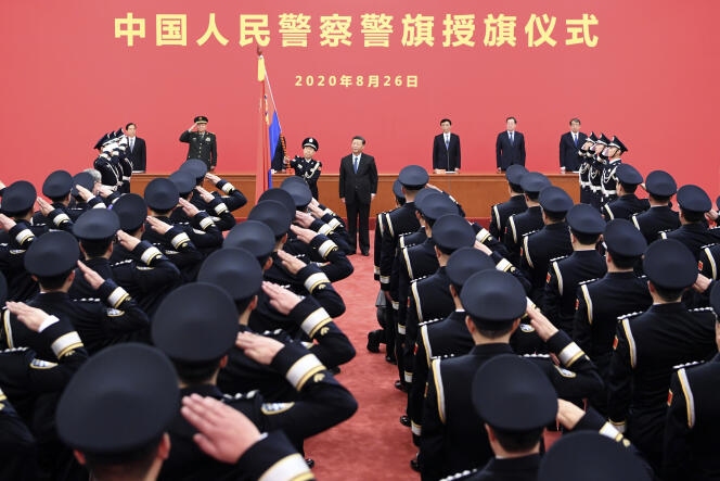 Le président chinois Xi Jinping devant les forces de l’ordre pendant une cérémonie, au palais de l’Assemblée du peuple à Pékin, le 26 août.