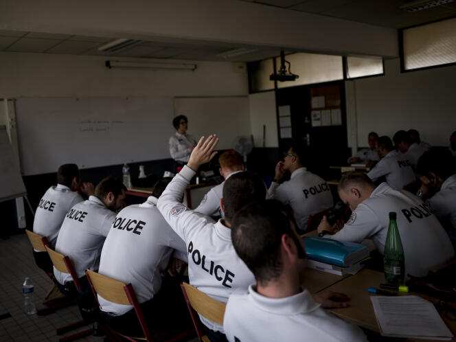 Un élève de la 252e promotion des gardiens de la paix lève la main lors d'un cours théorique sur le contrôle d’identité, à Sens, en mai 2019.