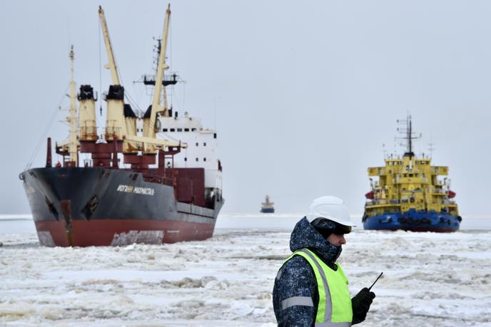 Le navire brise-glace « Tor » (à droite), dans le port de Sabetta, sur la péninsule de Yamal (extrême nord de la Russie), en mai 2016.