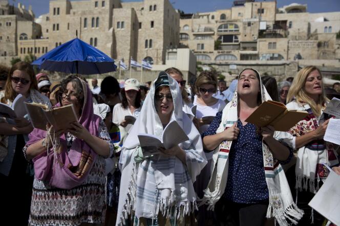 Des femmes prient devant le mur des Lamentations, à Jérusalem, le 24 avril 2016.