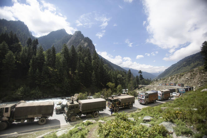Convoi de l’armée indienne sur l’autoroute Srinagar-Ladakh, à Gagangeer, au Cachemire sous contrôle indien, le 1er septembre 2020.