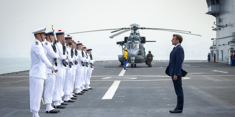 Emmanuel Macron, président de la république, visite le porte-hélicoptère 