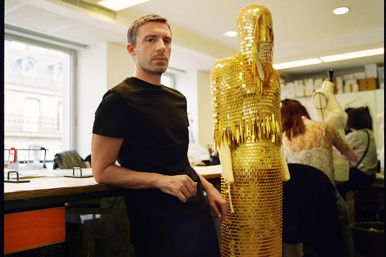 Photo Manuel Obadia-Wills pour M Le magazine du Monde Julien Dosséna, le créateur de Paco Rabanne, dans les bureaux Paco Rabanne au 17 rue François 1er, 75008 Paris, le lundi 24 août.