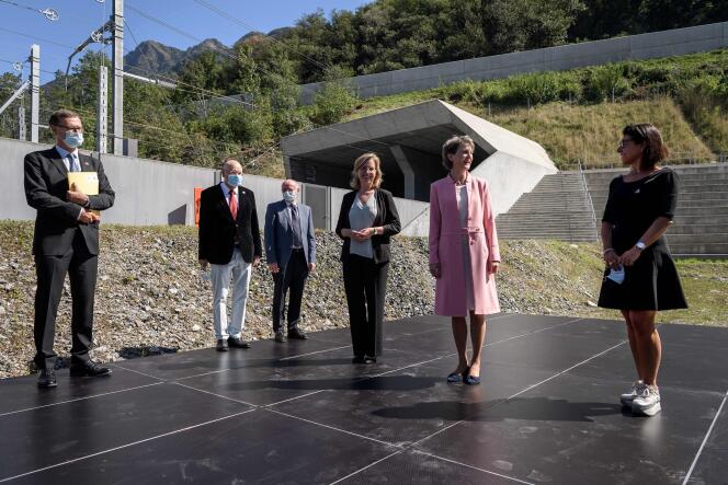 La ministre des transports autrichienne, Leonore Gewessler (au centre), la présidente suisse, Simonetta Sommaruga (2e en partant de la droite), et la ministre des transports italienne, Paola de Micheli (à droite), lors d’une conférence de presse, le 3 septembre 2020 à Camorino, dans le sud de la Suisse, à la veille de l’inauguration du tunnel ferroviaire du Ceneri.