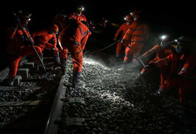 Chantier de modernisation d’une ligne de train à grande vitesse, près de Tonnerre (Yonne), le 24 août.