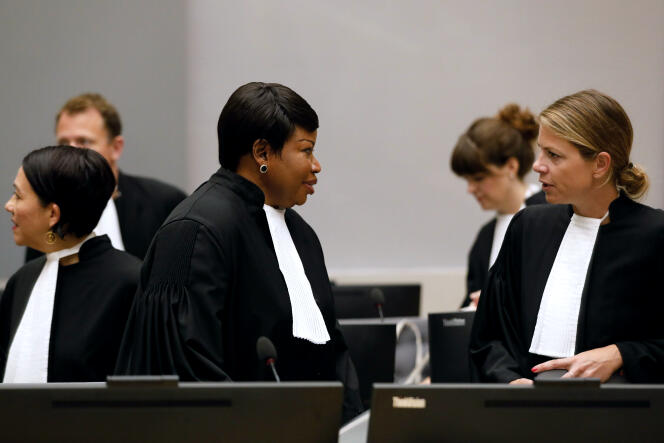 La procureure de la Cour pénale internationale, Fatou Bensouda (au centre), lors d'une audience à La Haye (Pays-Bas), en août 2018.
