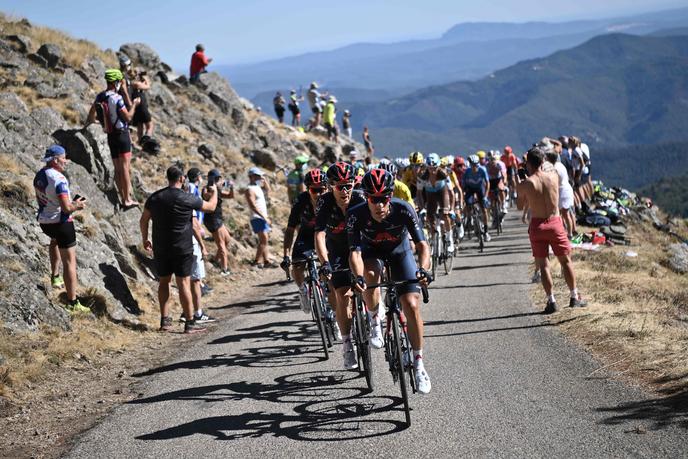 Les coureurs de l’équipe Ineos imposent leur rythme au peloton, jeudi entre Le Teil et le mont Aigoual.