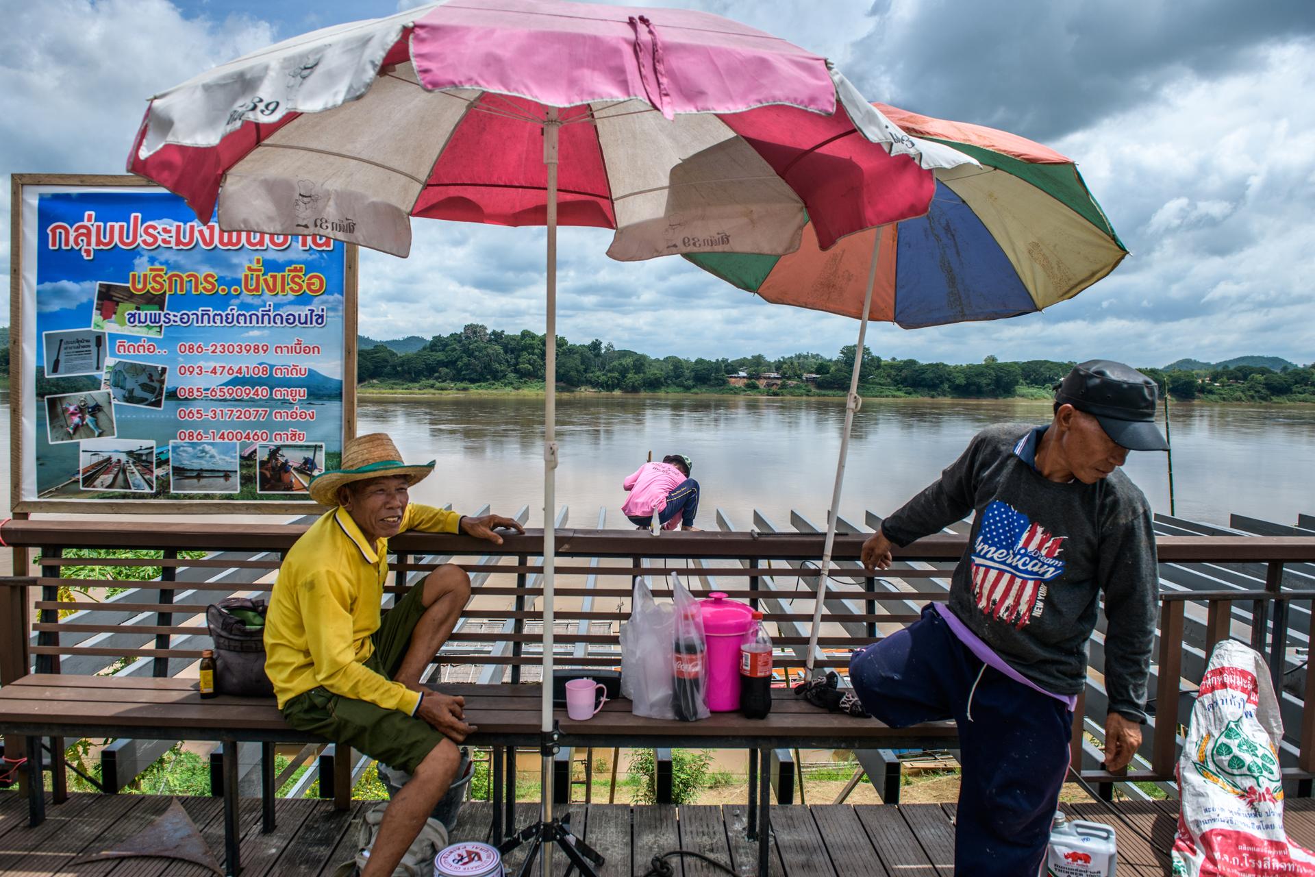 Les pêcheurs mettent en garde les autorités contre la sécheresse provoquée par les barrages en Chine et au Laos, à Chiang Khan, en août.