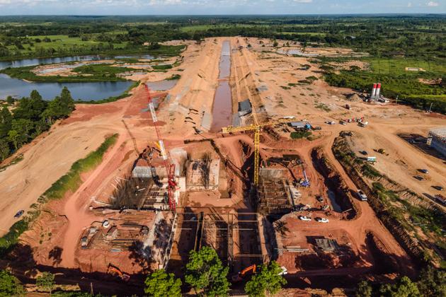 Construction de la digue Dan Muang, le projet de dérivation des eaux du Mékong pour irriguer le nord-est de la Thaïlande, à Phon Phisai, en août.